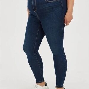 Torrid Super Skinny Midfit Jeans Super Soft Dark Wash sz 26 SHORT